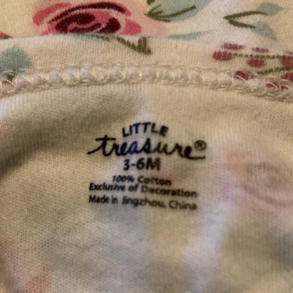 Assorted Infant Onesies 7 pieces set - Picture 4 of 4